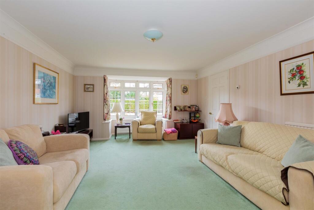 House in Maidenhead, Furze Platt - View 2