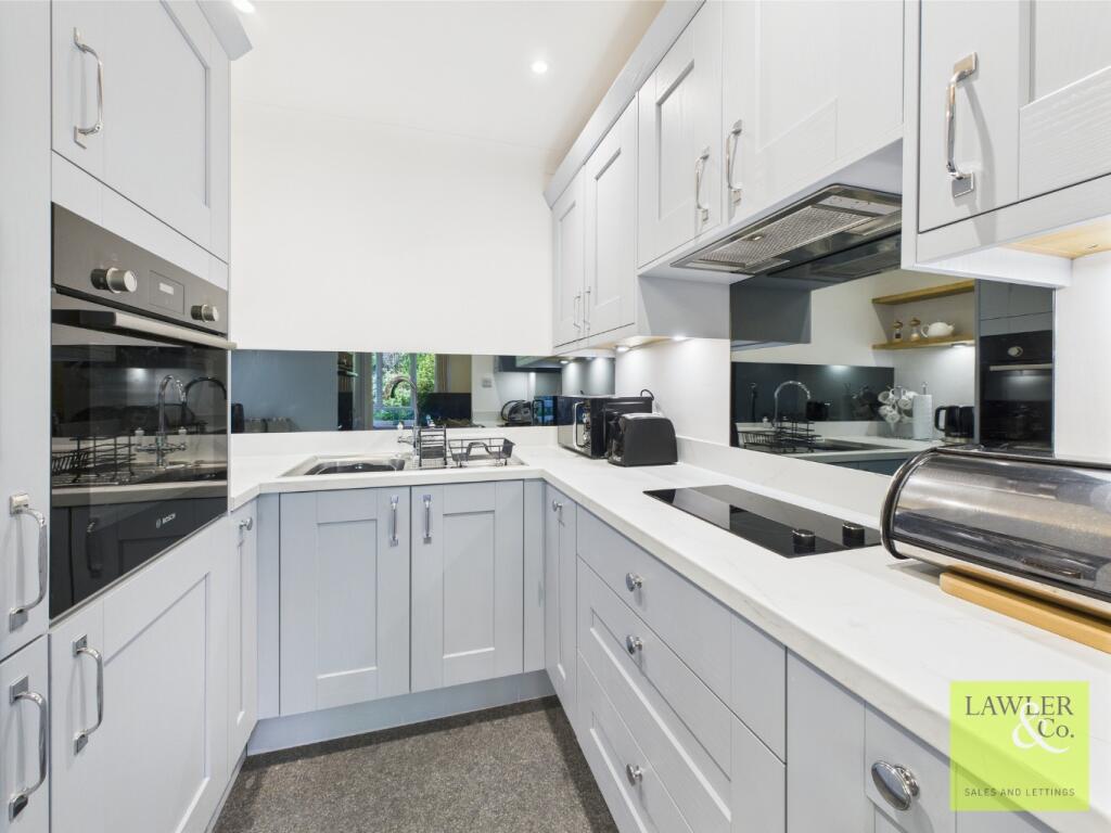 Cedarwood, Legh Close, Poynton, Stockport, Cheshire, SK12 1JW photo 3