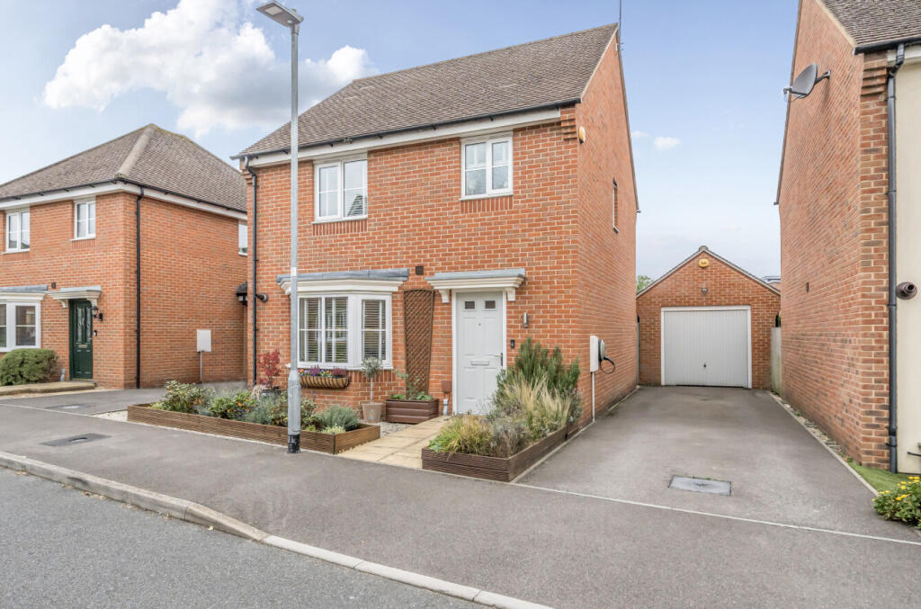 3-bed detached on Jardine Place, Bracknell, Berkshire, £500,000