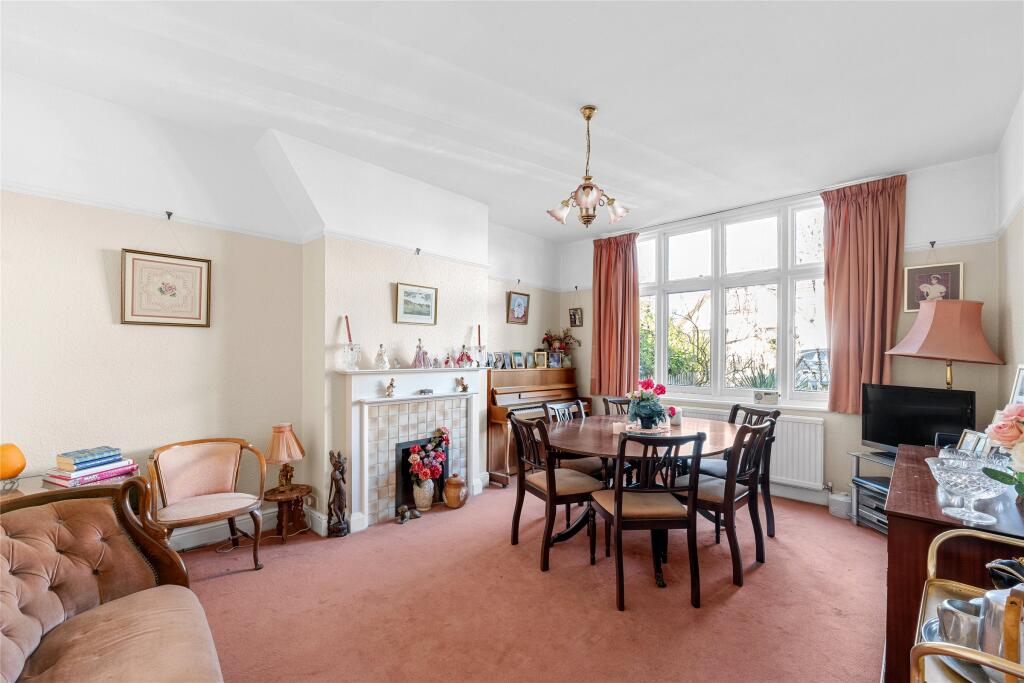 Highlands Avenue, Leatherhead, Surrey, KT22 photo 3