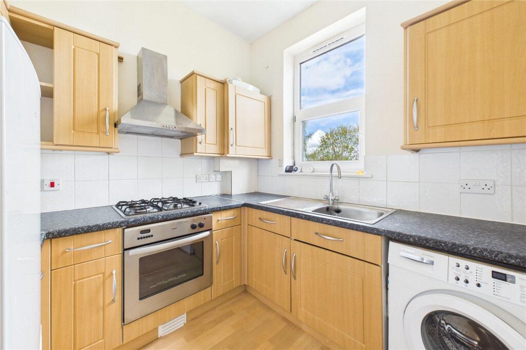 Apartment in East Grinstead, Sunnyside - View 4