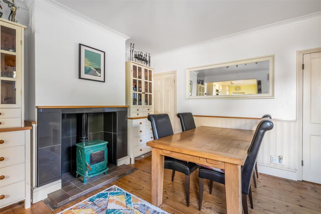 House in Mole Valley, Leatherhead - More