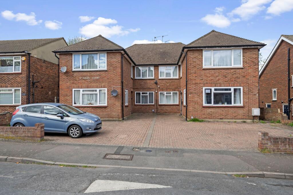 2-bed flat on St. Philips Avenue, St. Philips Court St. Philips Avenue, KT4, £305,000