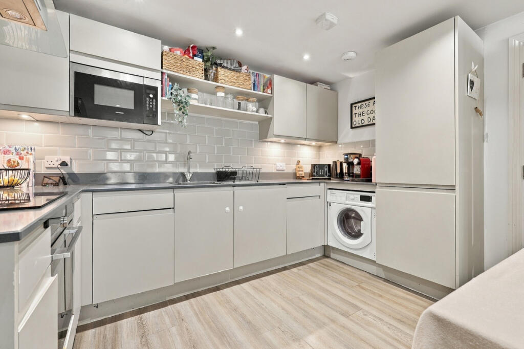 Apartment in Southend-on-Sea, Essex - More