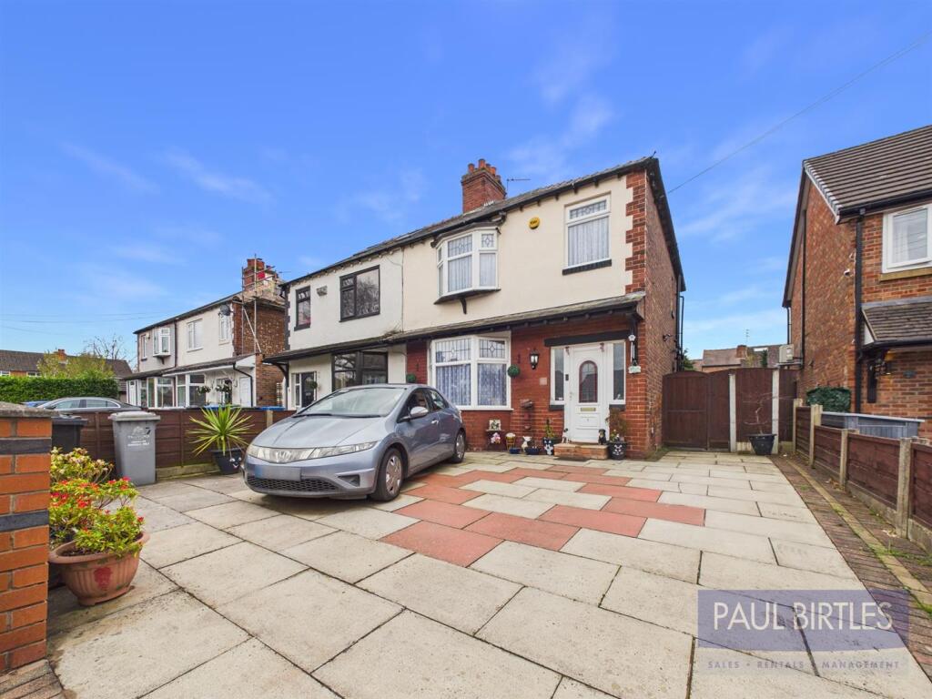 Main image of property: Lyndhurst Avenue, Davyhulme, Trafford, M41 7DR