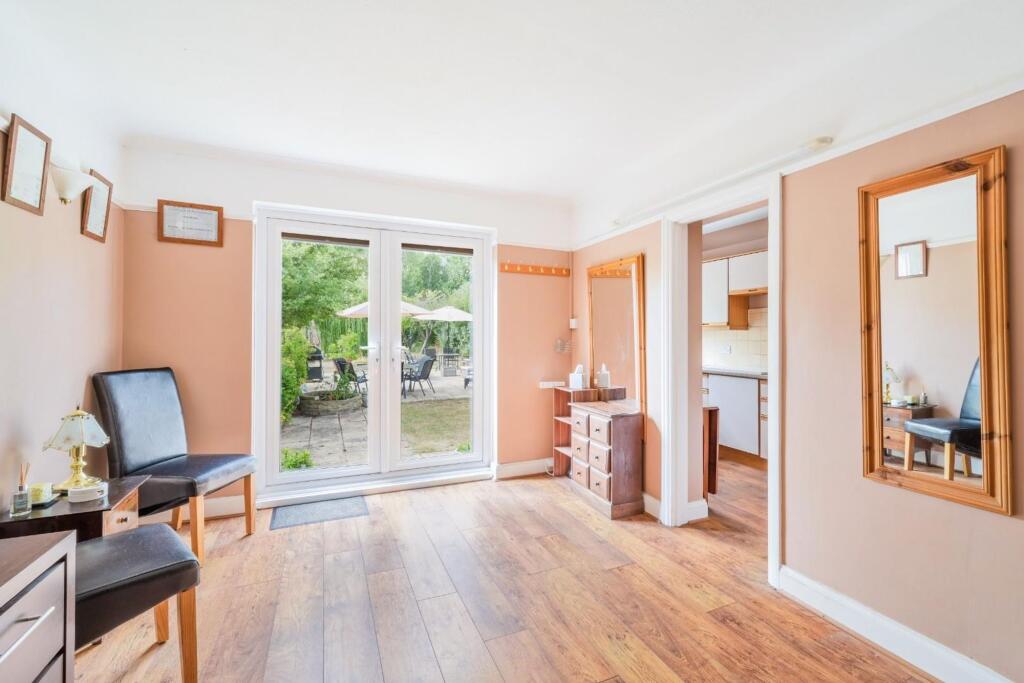 House in Epsom, Stoneleigh - More