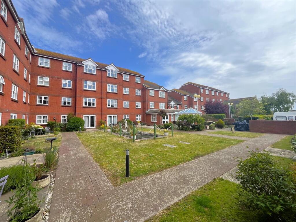 2-bed house on Jenner Court, Stavordale Road, Weymouth, £125,000