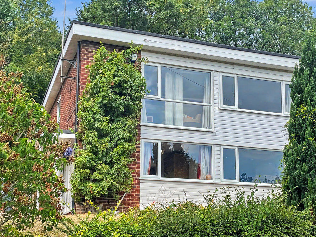 Main image of property: Combe Rise - 3 bed semi - Quiet cul-de-sac location