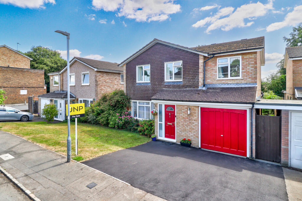 4-bed detached on Hawthorn Crescent, Hazlemere, High Wycombe, Buckinghamshire, HP15, £610,000