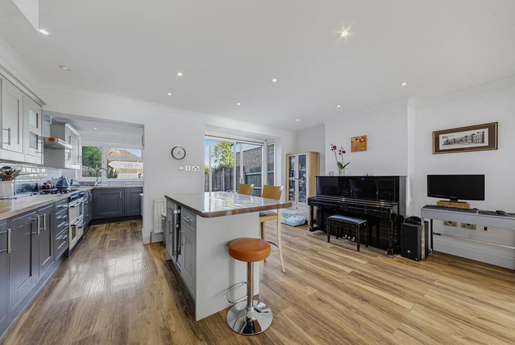 House in London, Benhilton - More