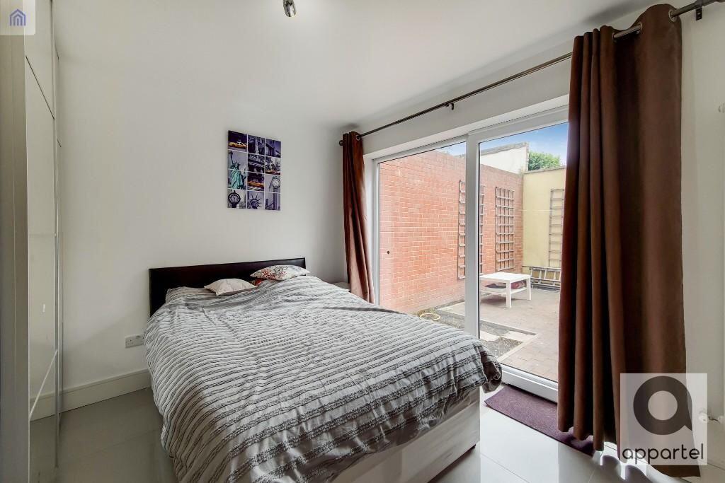 2c King Edwards Gardens, London, W3 9RG photo 4
