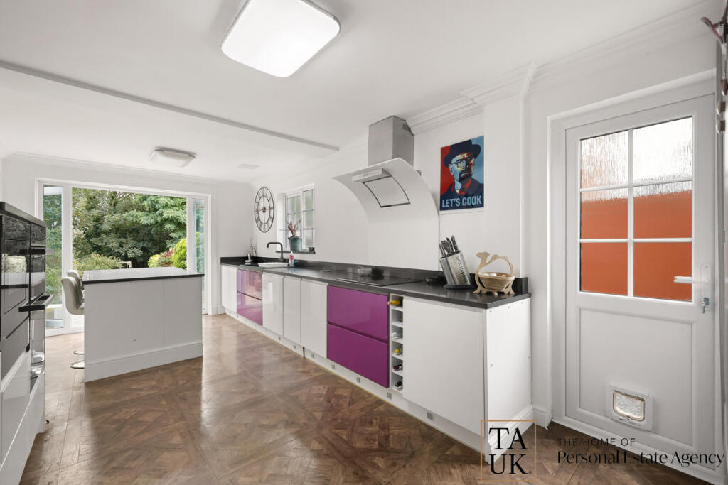House in Southend-on-Sea - View 4