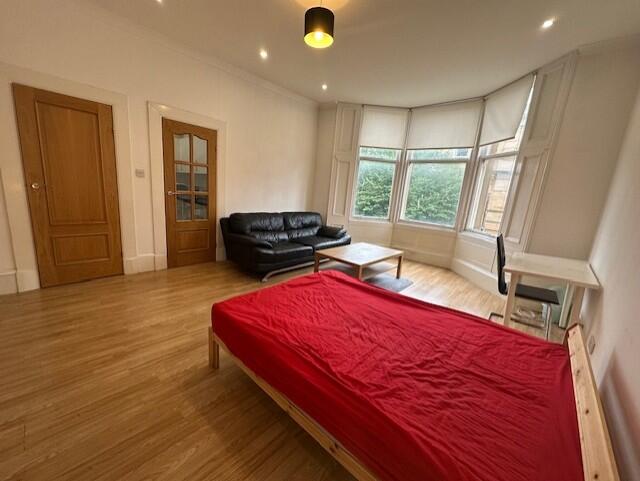 Apartment in Glasgow, Woodlands - View 4