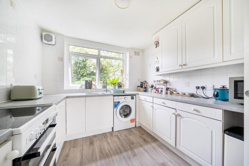 Apartment in Bromley - View 2