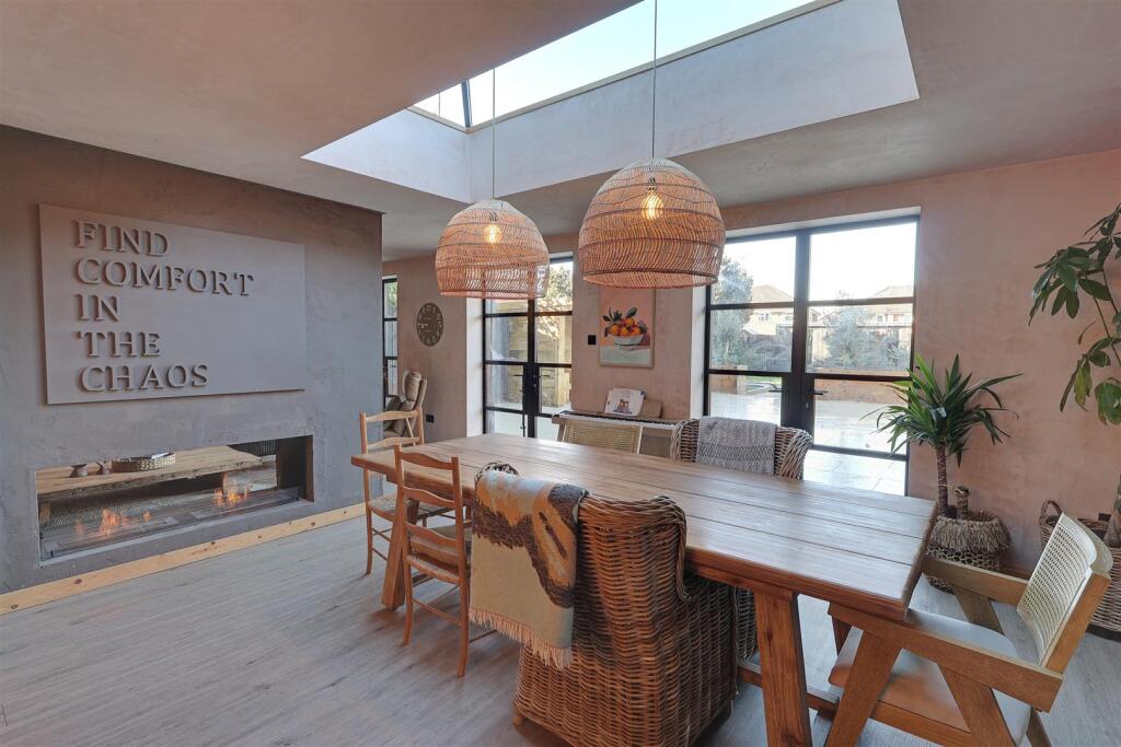 Brookfield Road, Hucclecote, Gloucester photo 3
