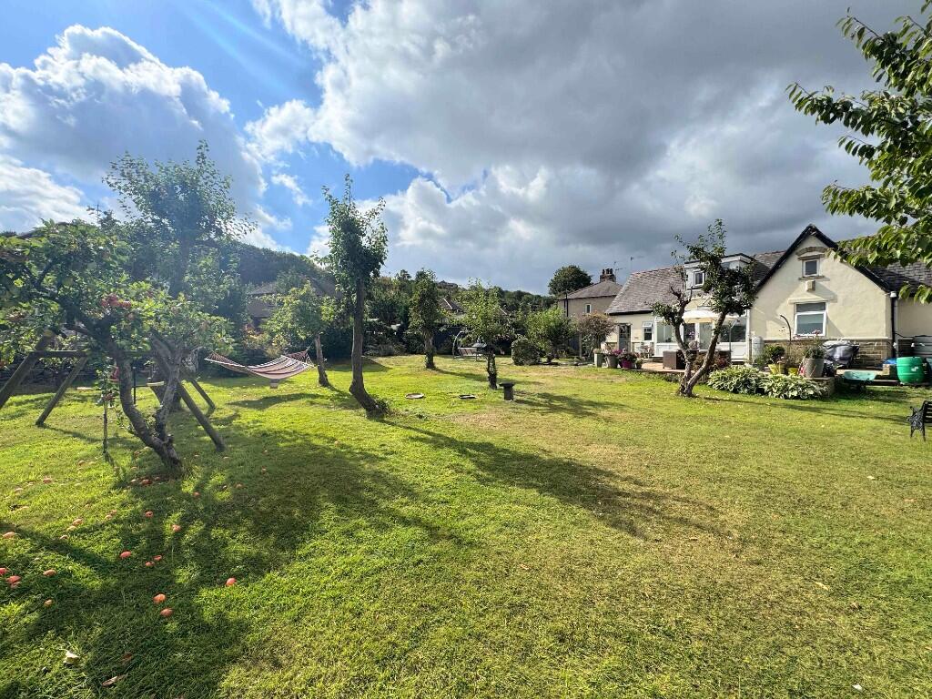 7 Sunnydale Avenue, Rastrick, HD6 3ES photo 2