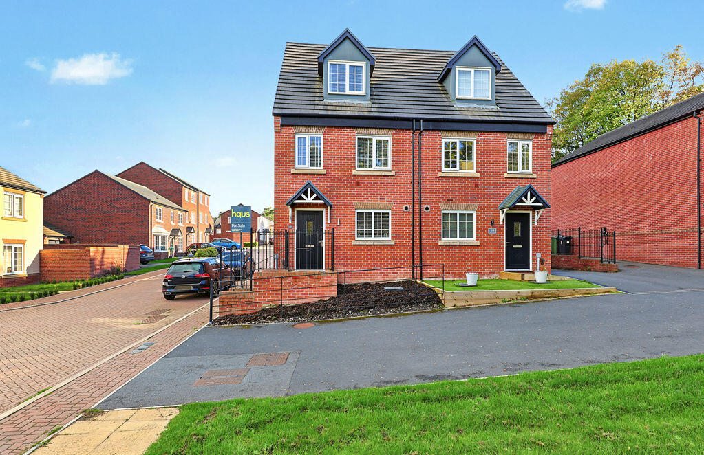 3-bed semi-detached on Edale Drive, Wingerworth, Chesterfield, £255,000