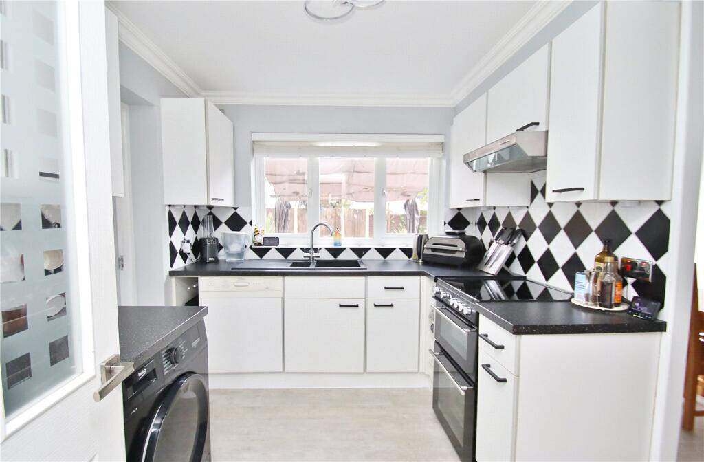 Belmont Close, Verwood, Dorset, BH31 photo 4
