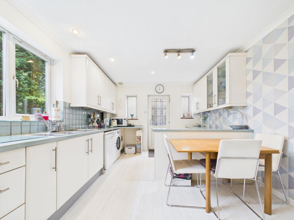 House in Reading, The Triangle, Tilehurst - View 4