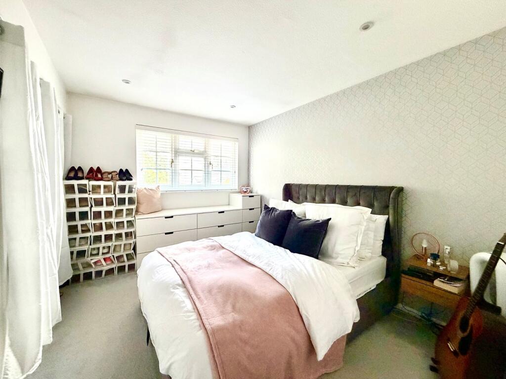 House in Kingston upon Thames - More