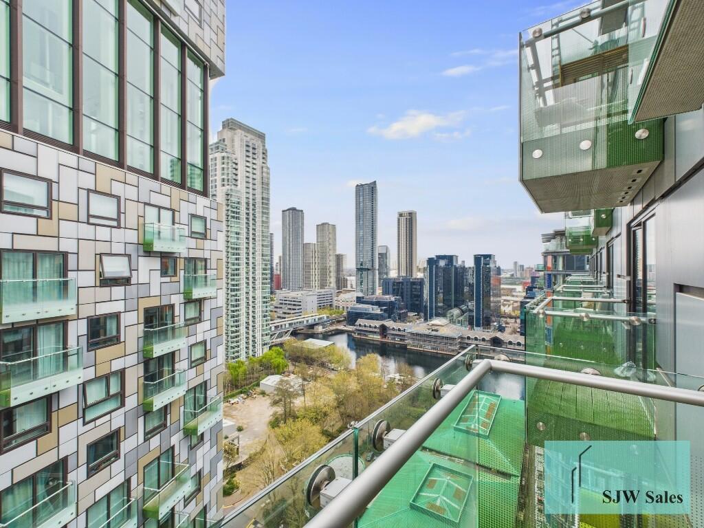 Studio flat on Lincoln Plaza, Canary Wharf, London, E14, £340,000