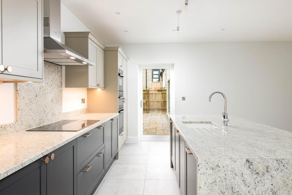 Andrews Drive, Marshfield, SN14 photo 3