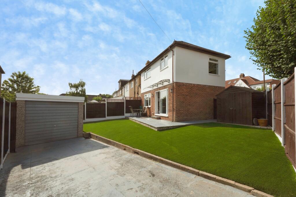 House in London, Royal Borough of Kingston upon Thames - View 4