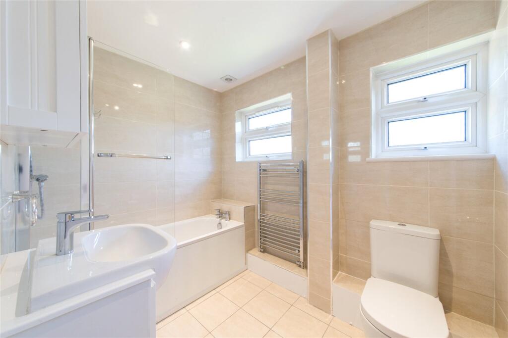 Apartment in London, Royal Borough of Kingston upon Thames - More