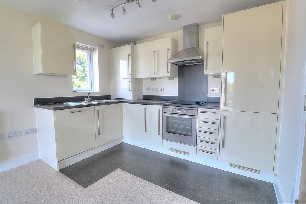 Hut Farm Place, Chandlers Ford photo 3