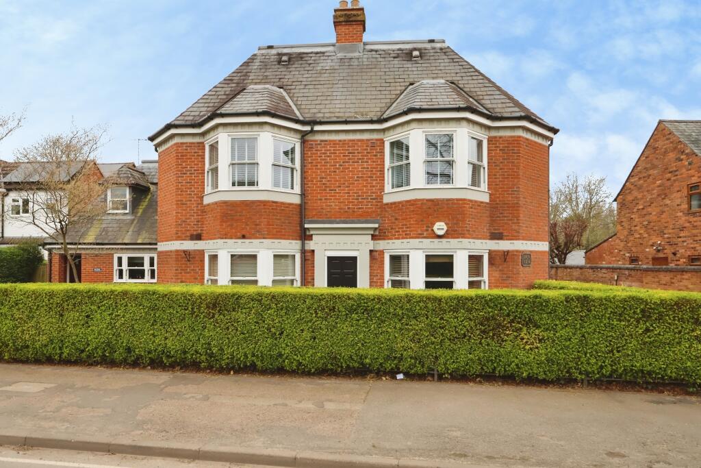 Main image of property: 121 Shipston Road, Central, Stratford-upon-Avon, CV37