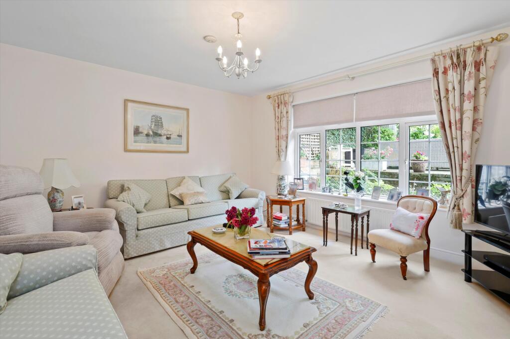 Park Close, Esher, Surrey, KT10 – další