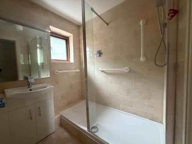Apartment in Kingston upon Thames - View 4