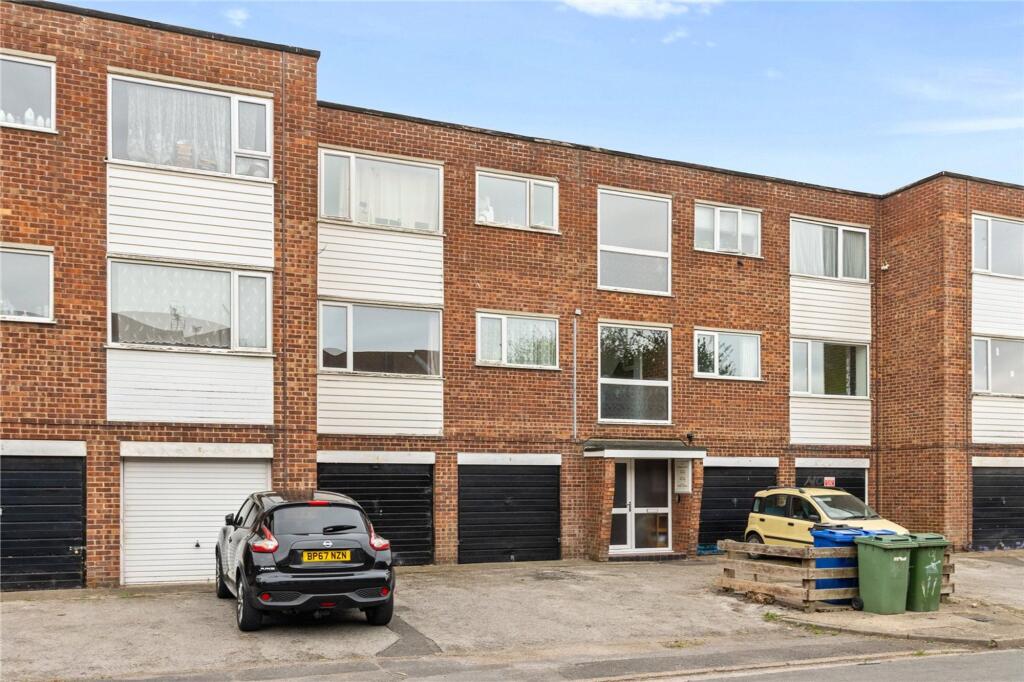 2-bed flat on Thorgam Court, Grimsby, DN31, £32,000