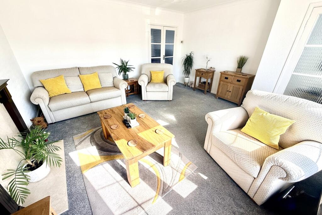Singleton Crescent , Goring By Sea, Worthing, West Sussex, BN12 5DJ photo 3