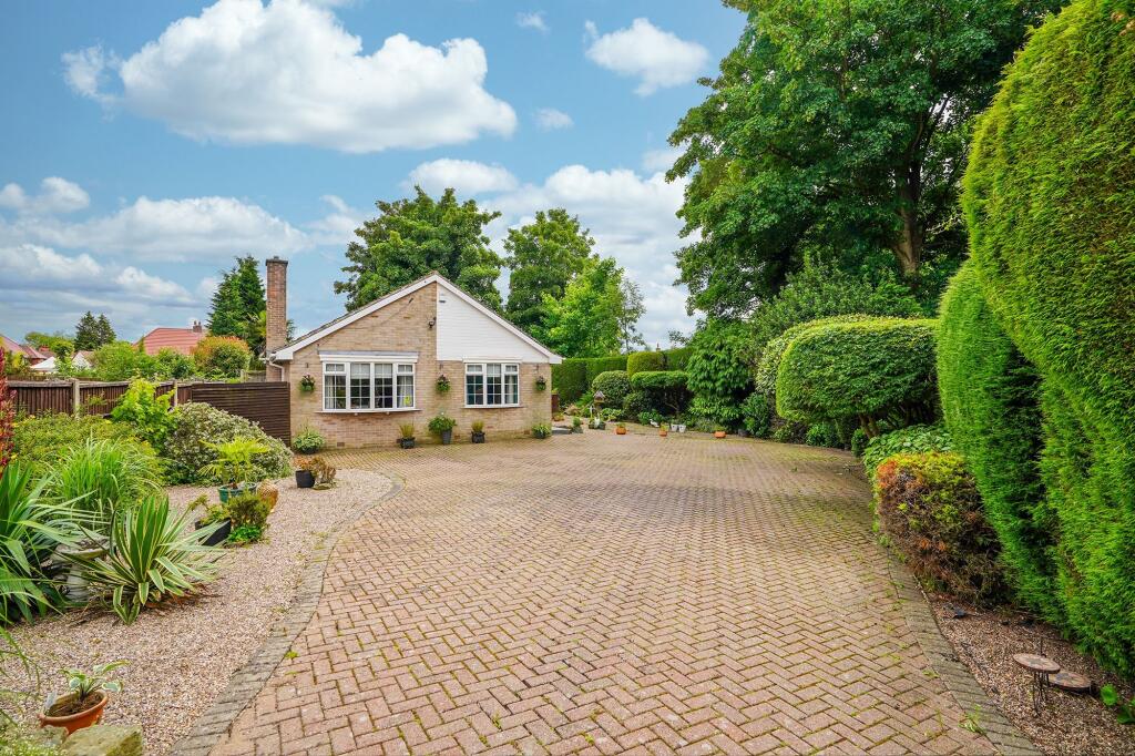 3-bed detached on Ashgate Valley Road, Chesterfield, S40, £350,000