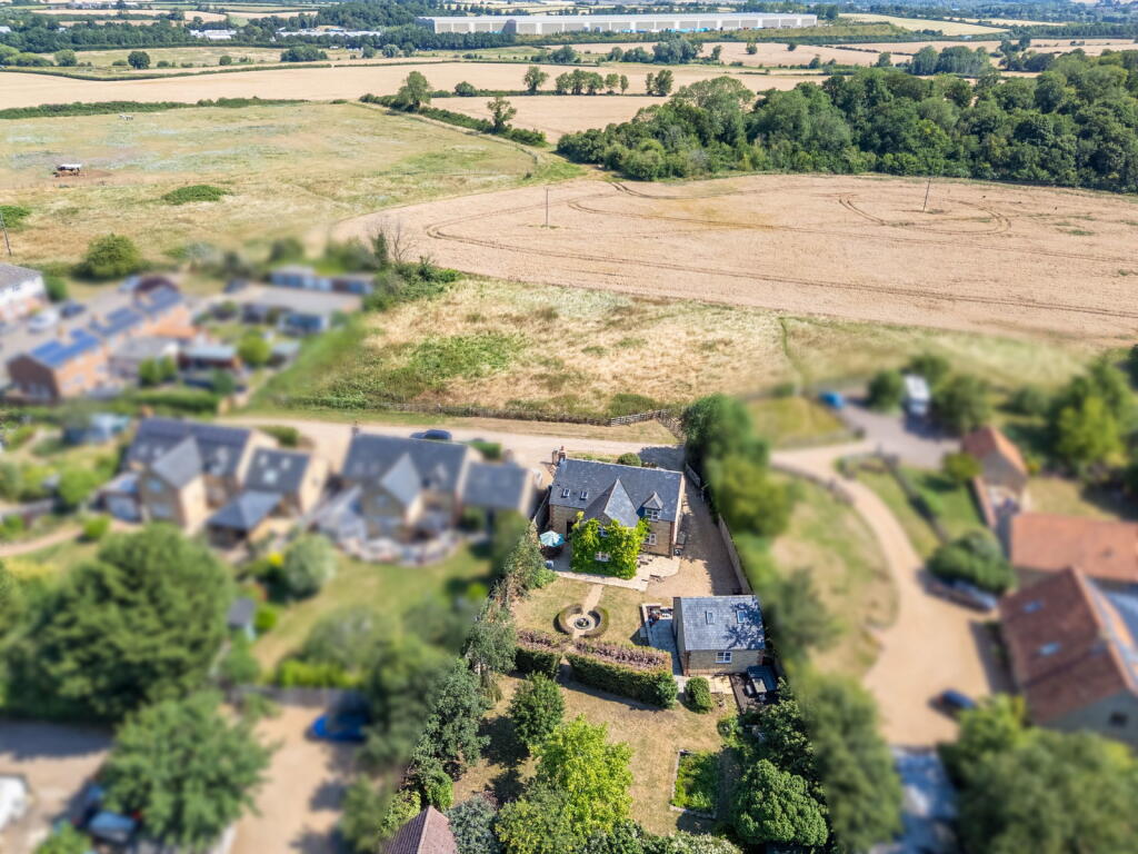 House in Woodford NN14, Woodford - View 4