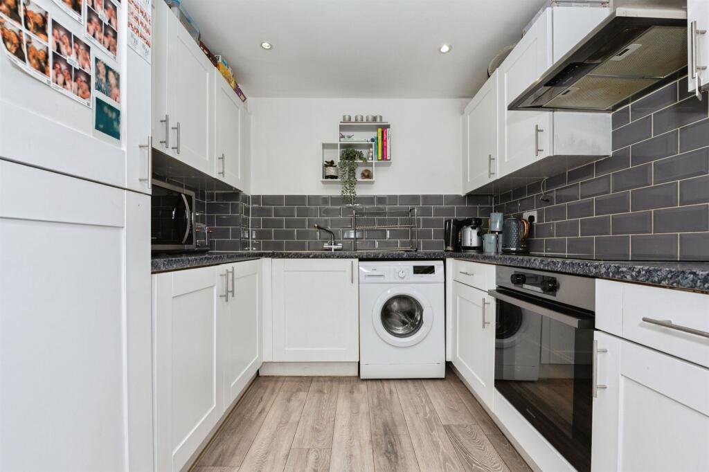 Apartment in Thurrock, Essex - View 3