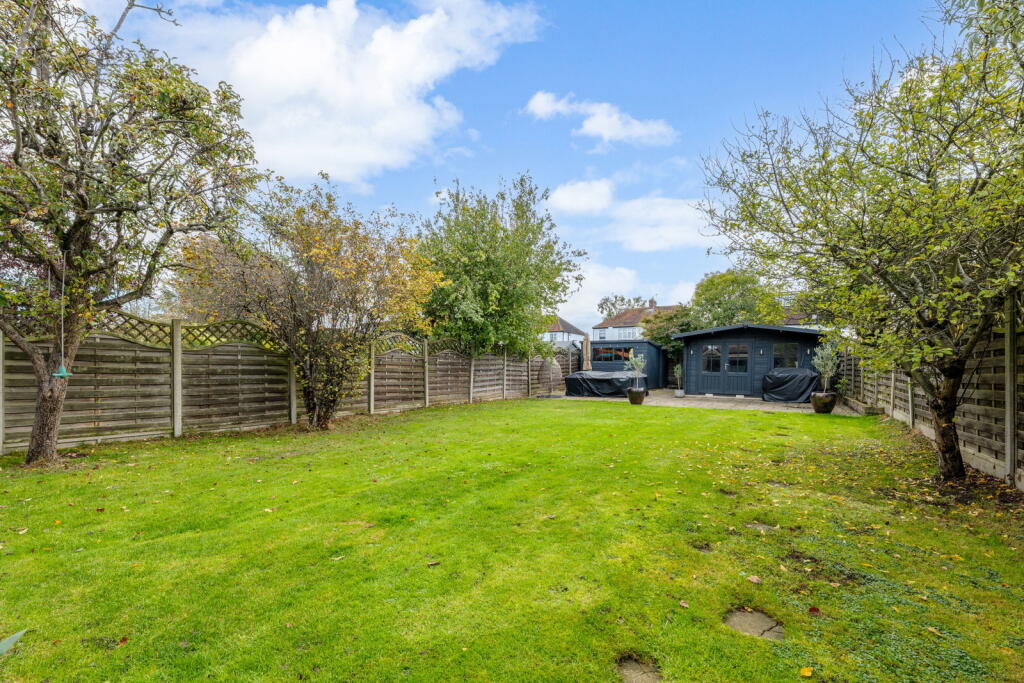 Bradstock Road, Stoneleigh, Surrey, KT17 2LG photo 2
