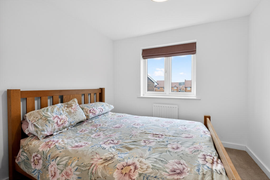 House in Horsham, Colgate - More