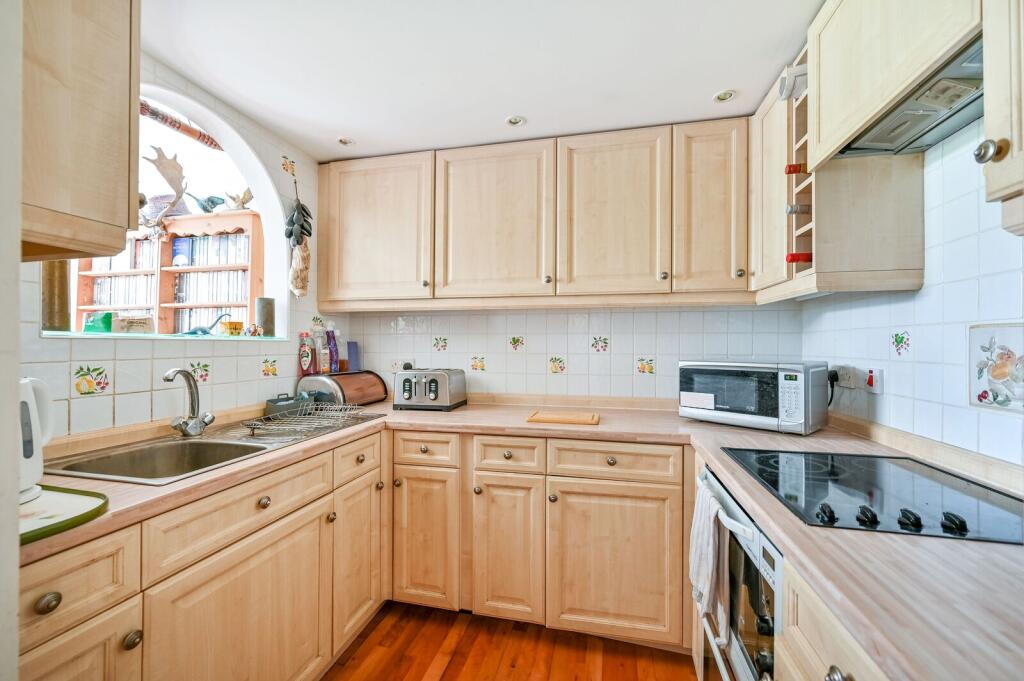 Apartment in Kingston upon Thames - View 4