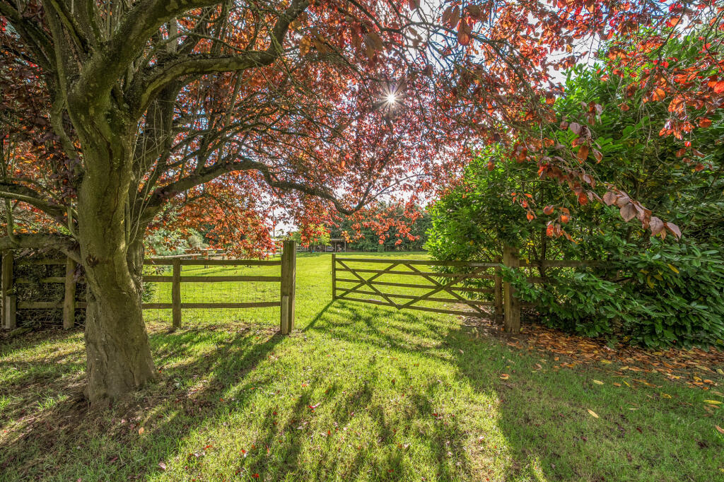Chandlers Lane, Rickmansworth, WD3 photo 2