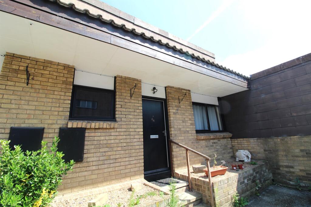 Main image of property: 4a Beechwood Centre, Woodlesford
