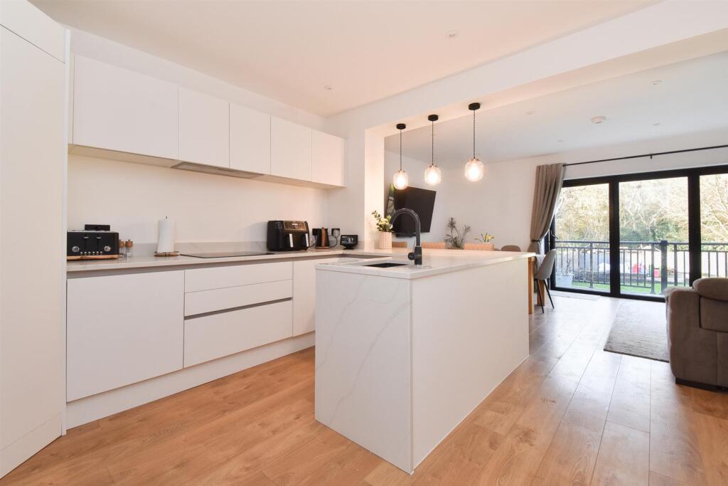 Hoads Wood Road, Hastings photo 2