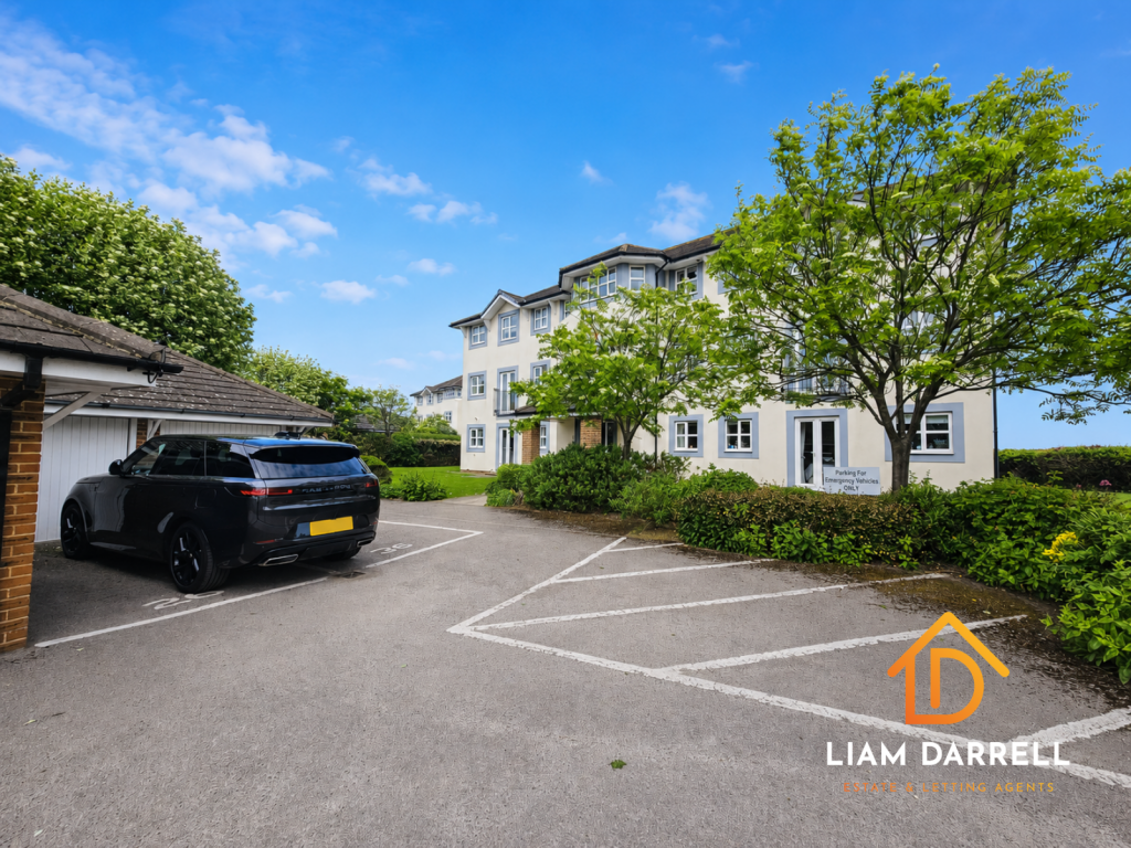 2-bed flat on Green Howards Drive, Scarborough, North Yorkshire, £195,000