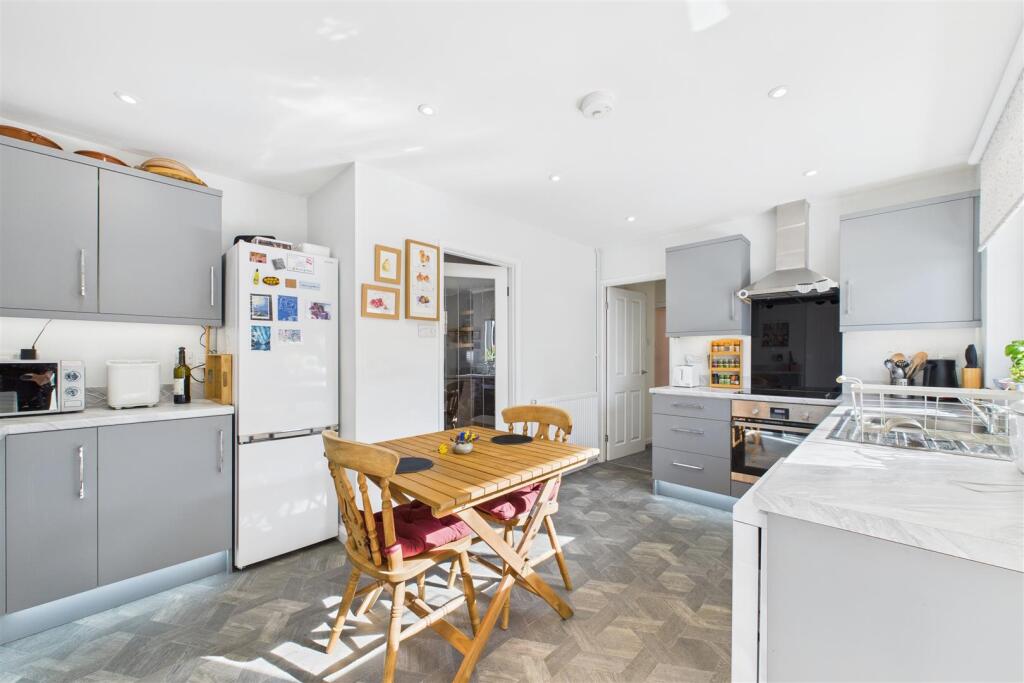 Chaucer Road, Balderton, Newark photo 3