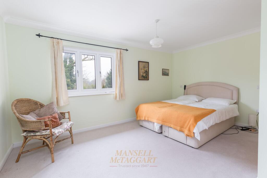 Apartment in East Grinstead, North End - More
