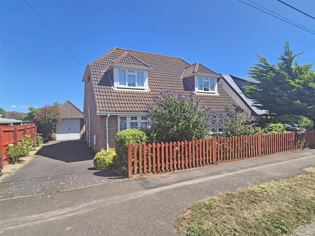 3-bed detached on Christchurch Bay Road, Barton on Sea, New Milton, Hampshire, BH25, £699,950