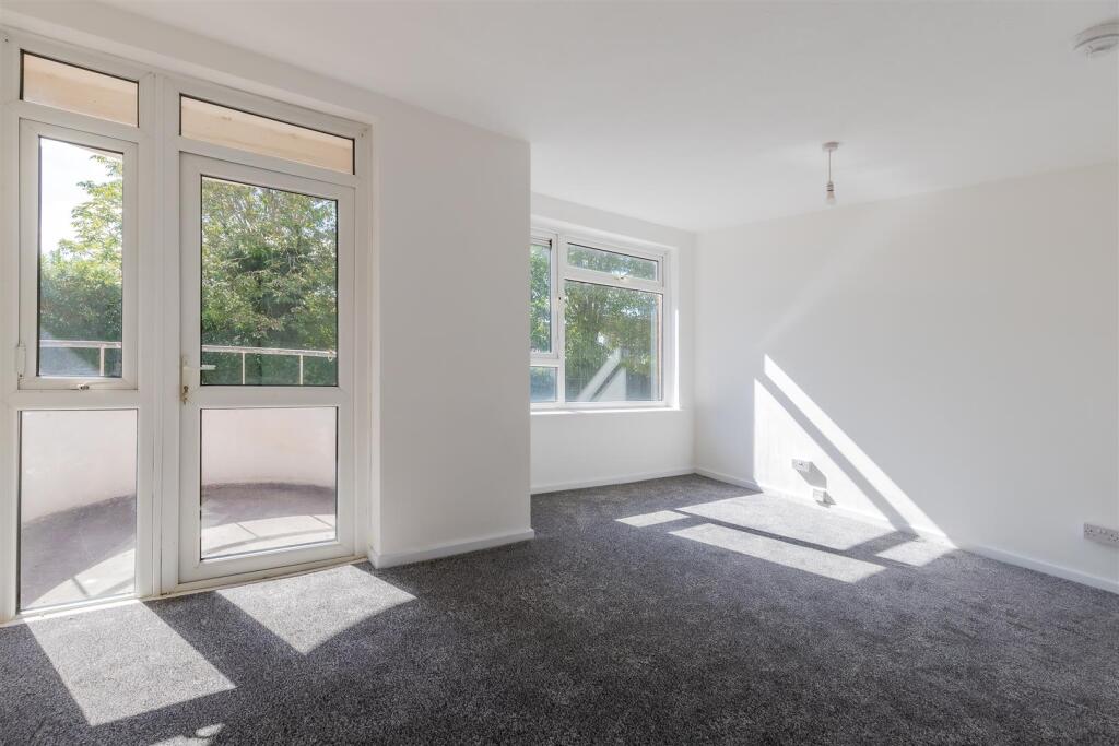 Apartment in Cardiff, Penylan - View 2