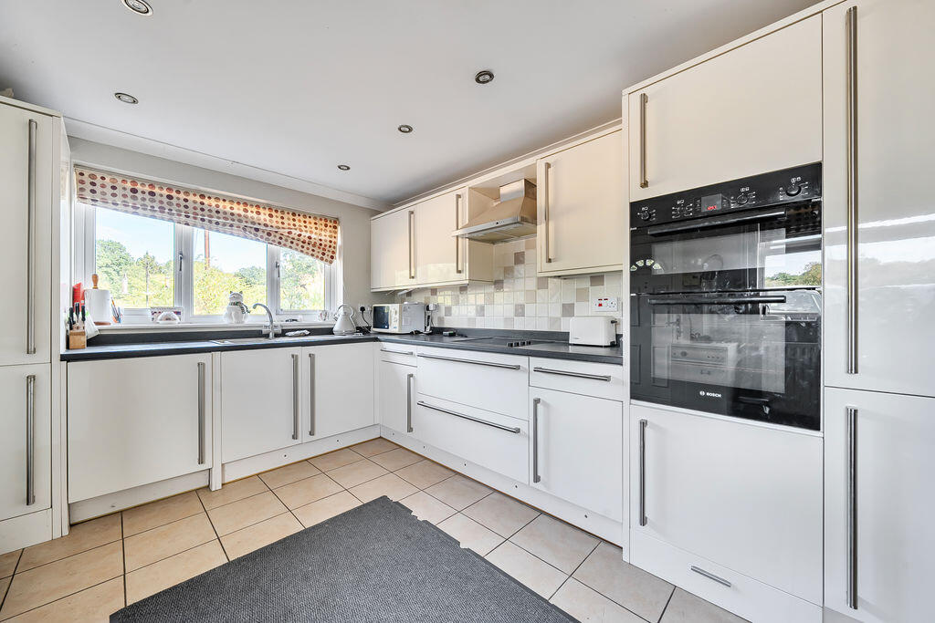 House in Maidstone, Nettlestead - More
