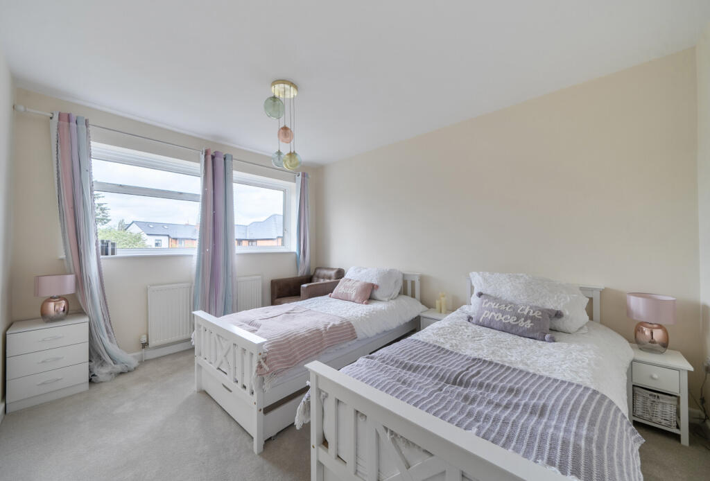 House in Cheltenham, Warden Hill, Leckhampton - More